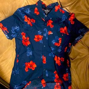 Hollister Floral summer shirt! Very little ware in a size small!